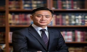 日韩一区二区首席内容官林晓东，专业着装，书架背景，展现日韩文化研究者的专业气质